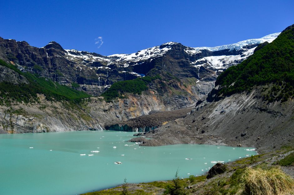 Spectacular Andean landscape with turquoise lake, snow-capped mountains in Bariloche, Argentina.